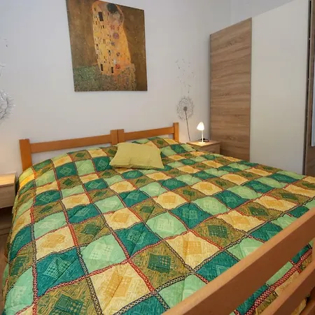 Apartament Polic *