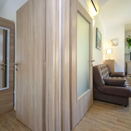 Polic Apartment *