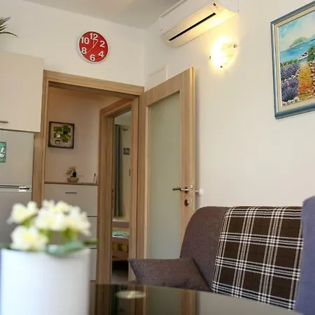 Polic Apartament *