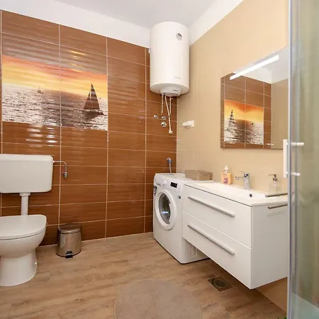 Apartament Polic *